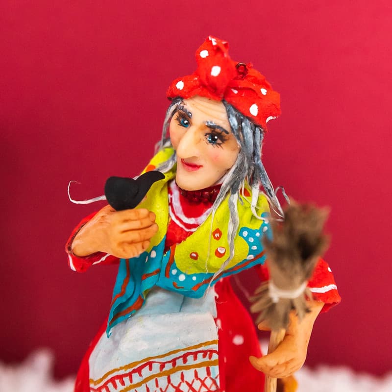 картинка БАБУШКА КУРИТ ТРУБКУ. Ватная ёлочная игрушка от магазина Фабрика игрушек МОЯ ЗАБАВА