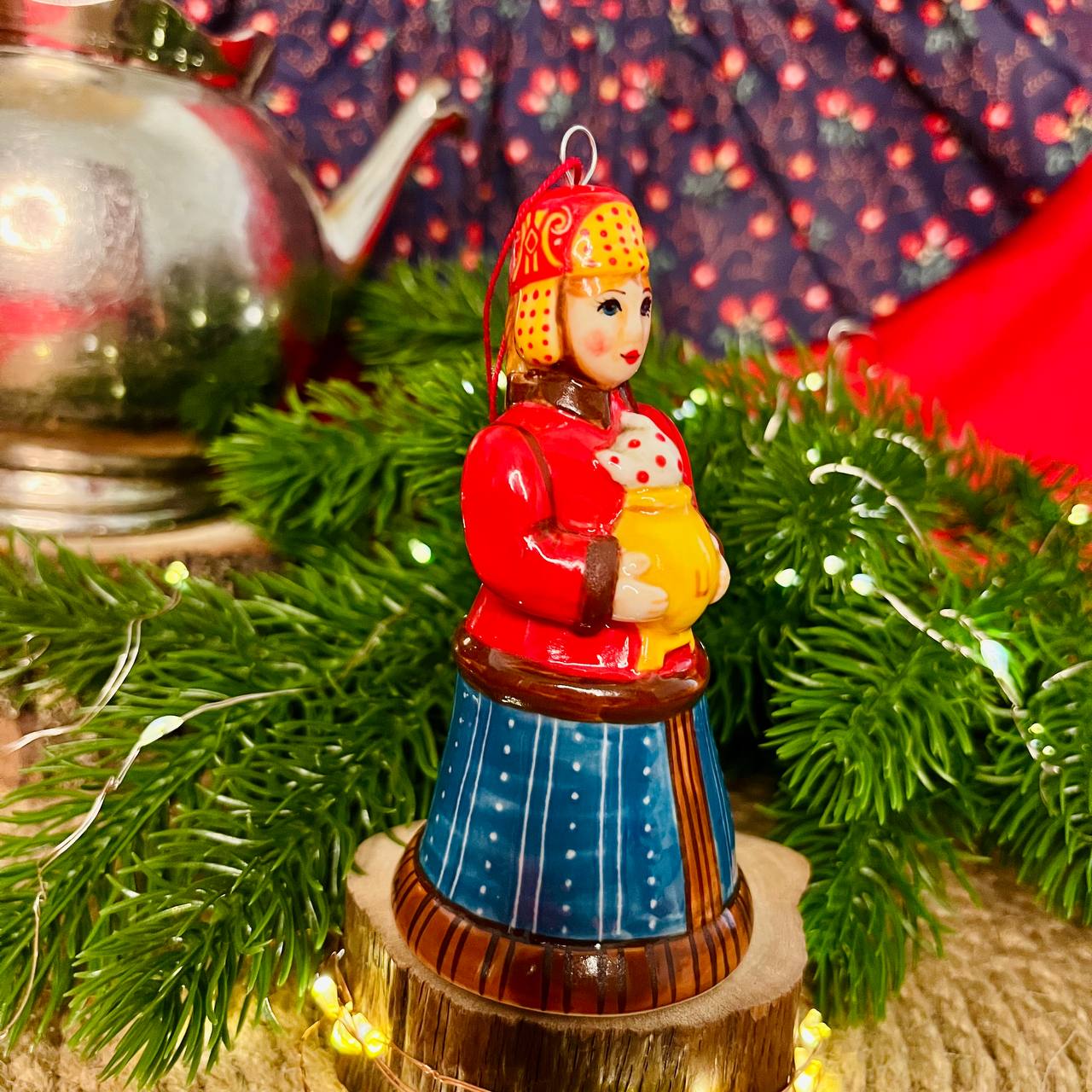 картинка Забава. Фарфоровая елочная игрушка от магазина Фабрика игрушек МОЯ ЗАБАВА