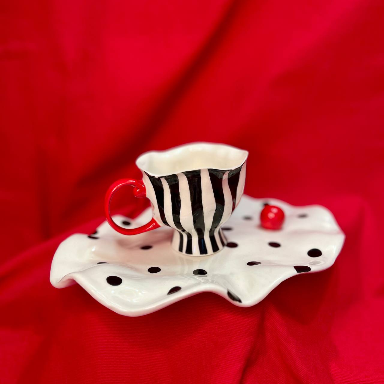 картинка Тарелка АбраКадабра в горох от магазина Фабрика игрушек МОЯ ЗАБАВА
