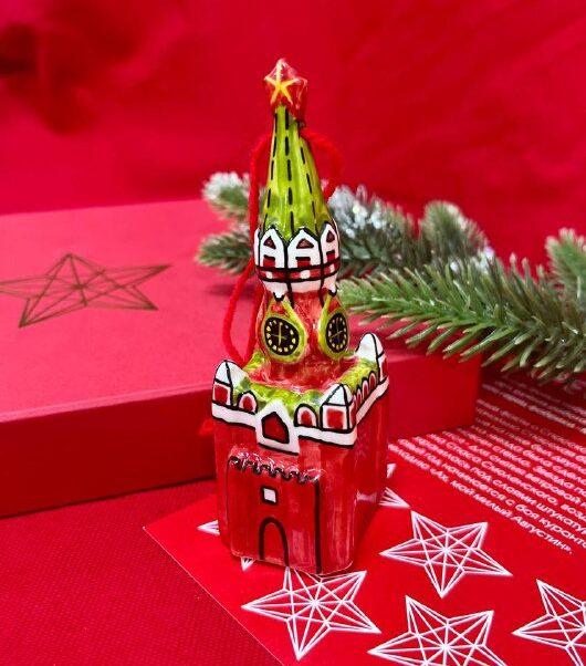 картинка Фарфоровая игрушка Спасская башня от магазина Фабрика игрушек МОЯ ЗАБАВА