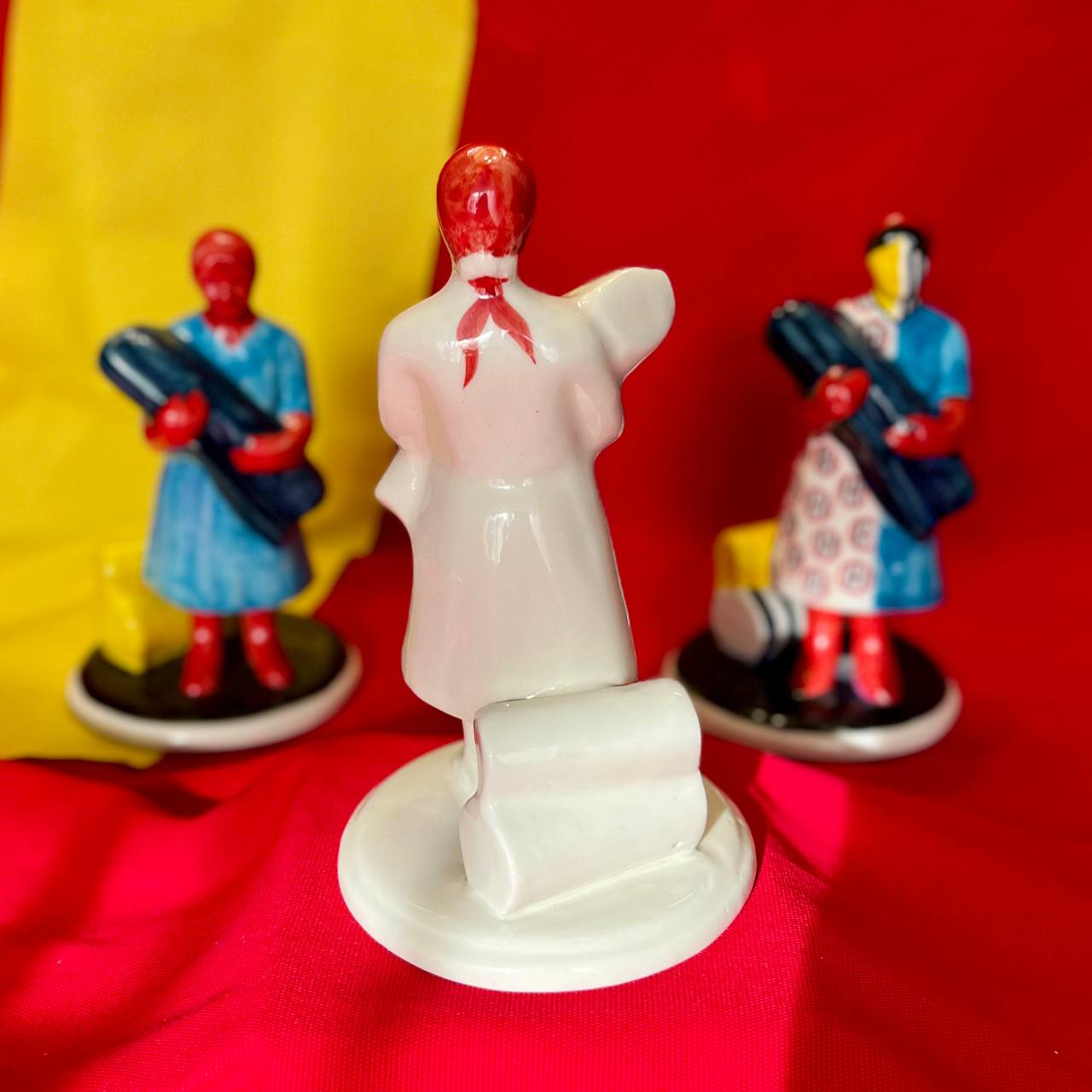 картинка Скульптура фарфоровая Ткачиха. от магазина Фабрика игрушек МОЯ ЗАБАВА